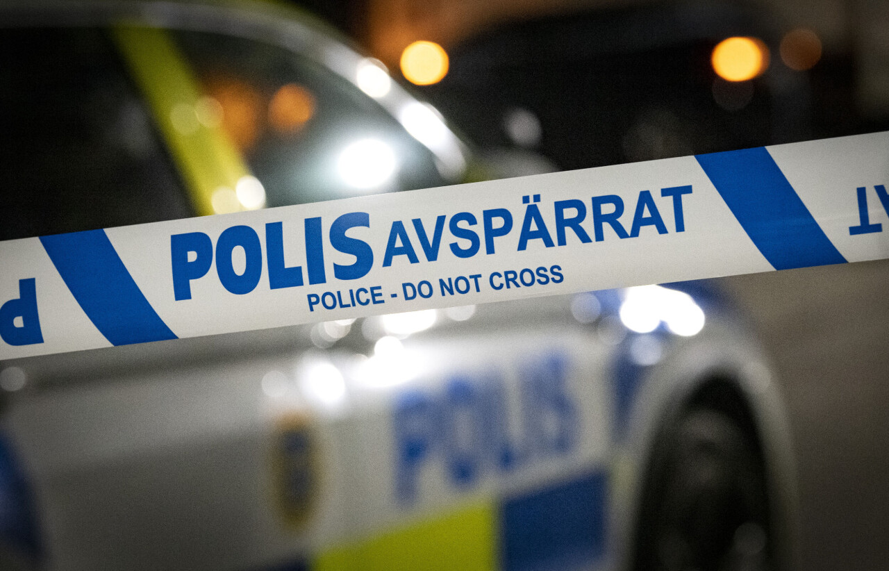 Ett barn har dött efter att ha fallit från ett fönster under lördagskvällen. En person misstänks för vållande till annans död.