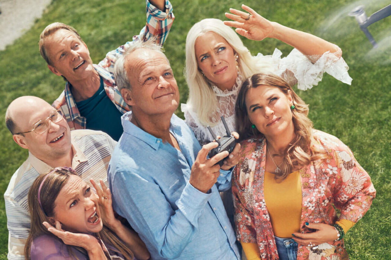 TV4 har beställt ytterligare två säsonger av Solsidan med Felix Herngren, Mia Skäringer, Josephine Bornebusch, Johan Rehborg, Henrik Dorsin och Malin Cederbladh i rollerna.