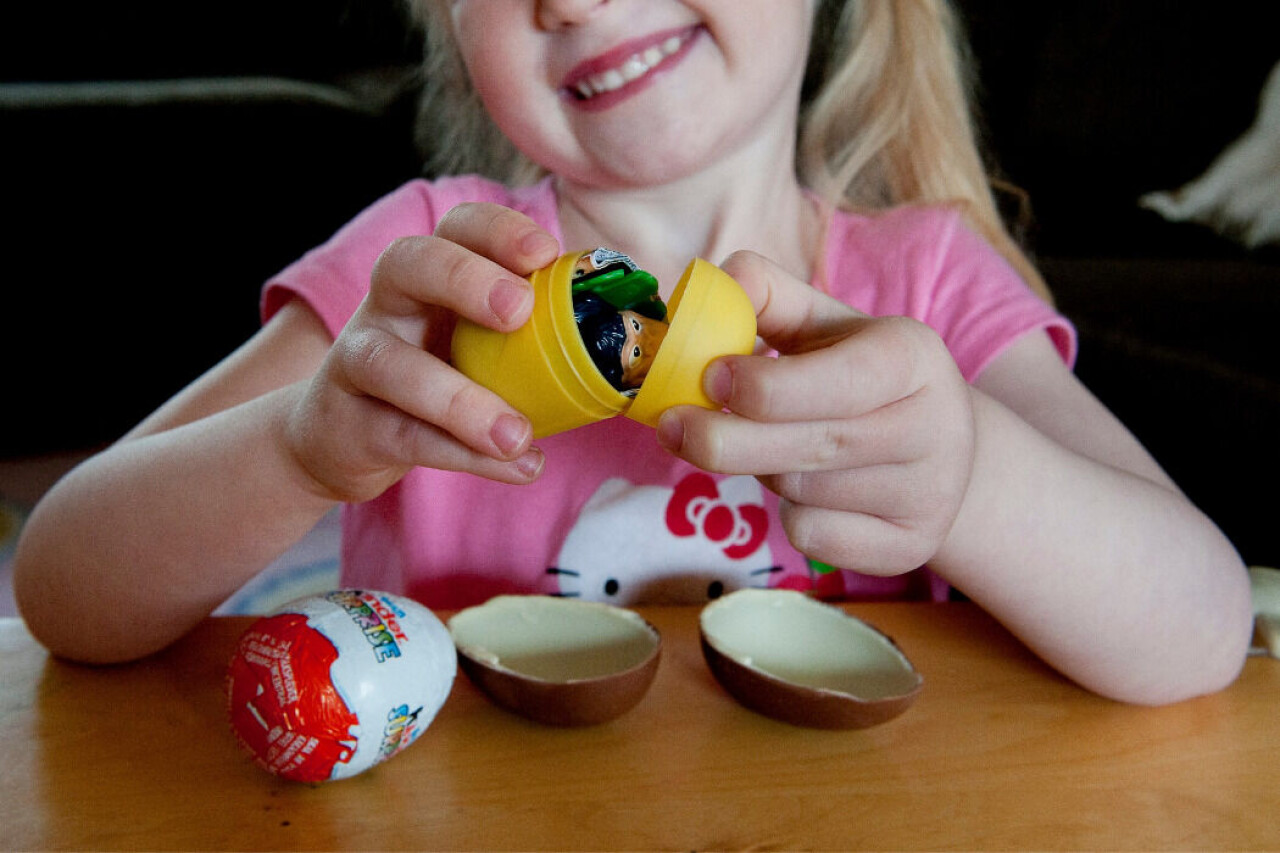 Salmonellautbrott kopplat till Kinderägg har upptäckts i Sverige.