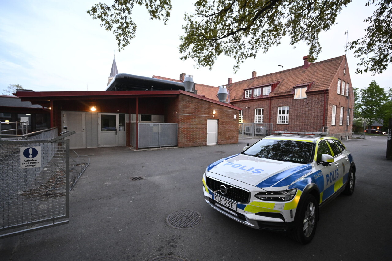 Polisen på plats på Kyrkskolan på Malmövägen i centrala Svedala på söndagskvällen efter att ett barn fallit från ett 10 meter högt tak