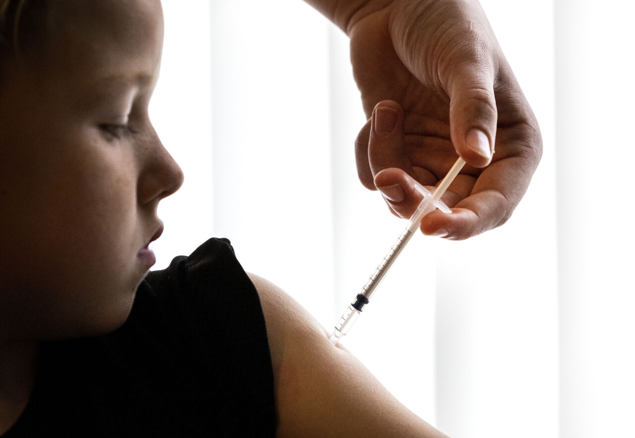 Folkhälsomyndigheten bedömer att det inte krävs två doser vaccin mot covid-19 för barn mellan fem och elva år.