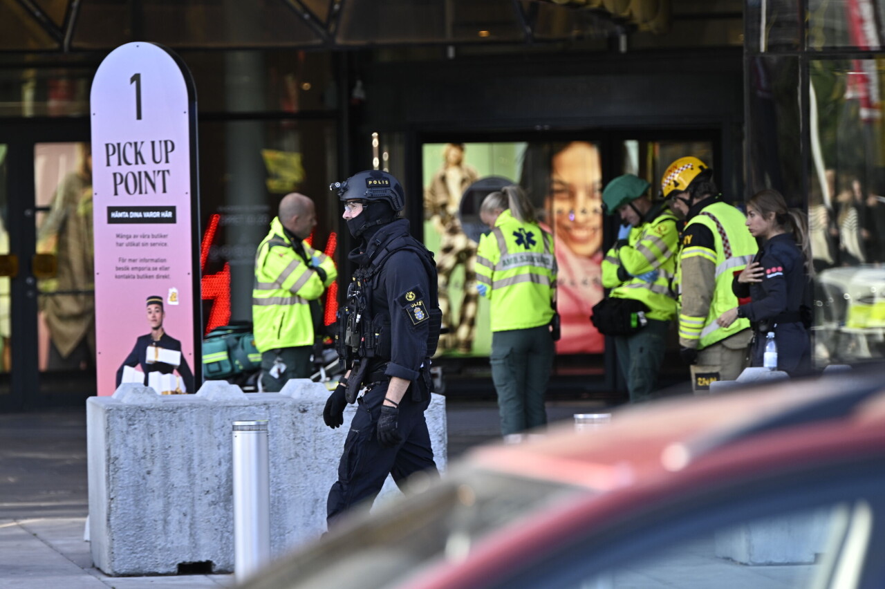 Efter larm om en person med vapen utryms nu köpcentret Emporia i Malmö. Där har påbörjats utrymning. En del är kvar genom inrymning, svårt att säga hur många, säger polisens presstalesperson Filip Annas till TT.