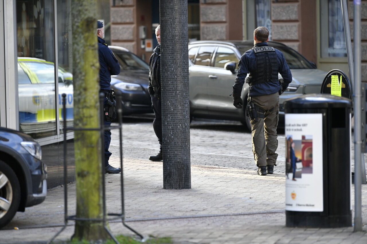 Polisen utanför en skola i Kristianstad. En tonårspojke har skadats allvarligt i samband med en knivattack på en skola i Kristianstad.