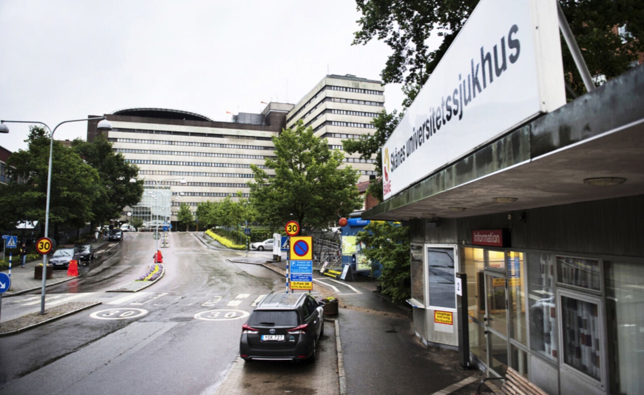 En man fördes med allvarliga skador till Skånes universitetssjukhus efter en arbetsplatsolycka i Alstermo i torsdags. Nu meddelar polisen att han avlidit. Arkivbild.