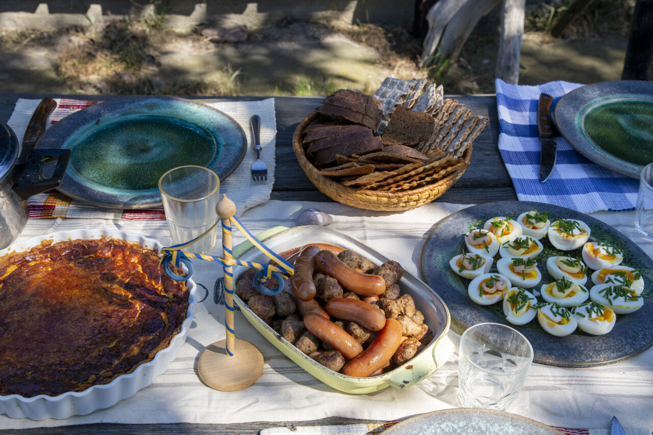 Midsommarmat som ägg, sill och bröd har blivit rejält mycket dyrare.