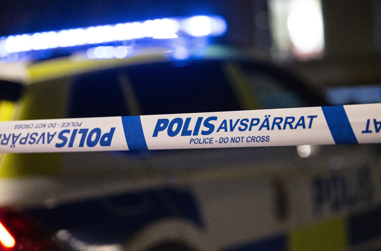 En kvinna och ett barn uppges ha skadats i en skottlossning vid en lekplats i Årby i Eskilstuna..