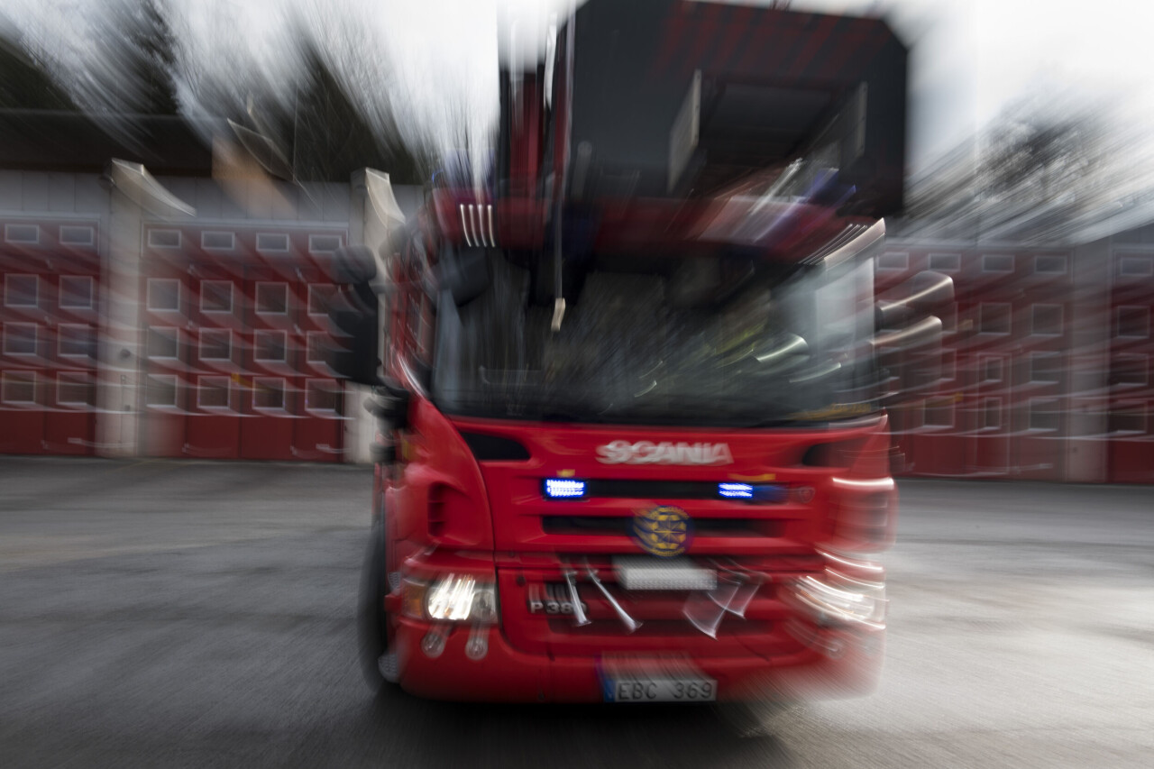 Räddningstjänsten är på plats på en skola i Tyringe utanför Hässleholm som drabbats av en stor vattenläcka.