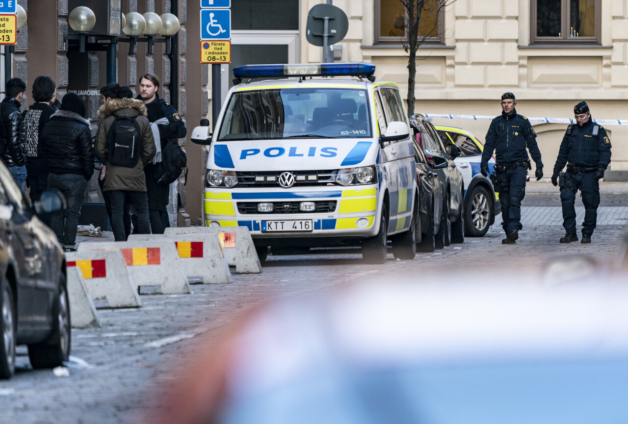 Polis på plats utanför NTI-gymnasiet i centrala i Kristianstad på måndagen. En tonårspojke har skadats allvarligt i samband med en knivattack på en skola i Kristianstad. Enligt uppgifter ska en beväpnad tonåring nu ha gripits, efter att ha försökt attackera både lärare och elever.