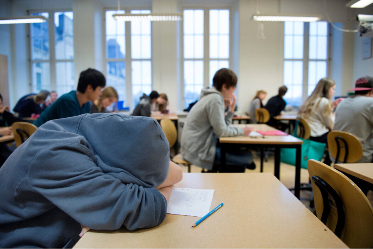 Ett föräldrapar får betala vite för att ha hållit sina barn hemma från skolan.