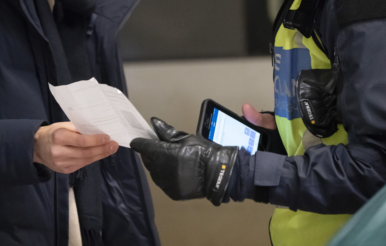 Kontroll av vaccinpass vid Öresundsbron.