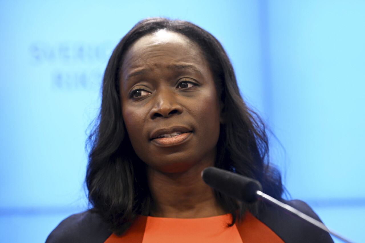 Liberalernas partiledare Nyamko Sabuni (L) meddelar att hon avgår som partildare vid en pressträff i riksdagens presscenter.