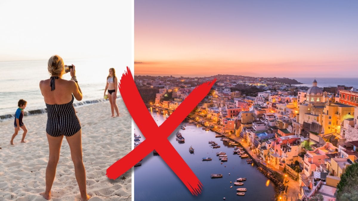Kvinna på en strand med baddräkt. Vy över landet Portugal .